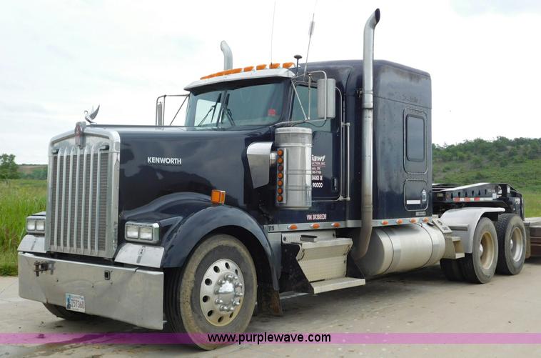 image for item K7172 2003 Kenworth W900 semi truck