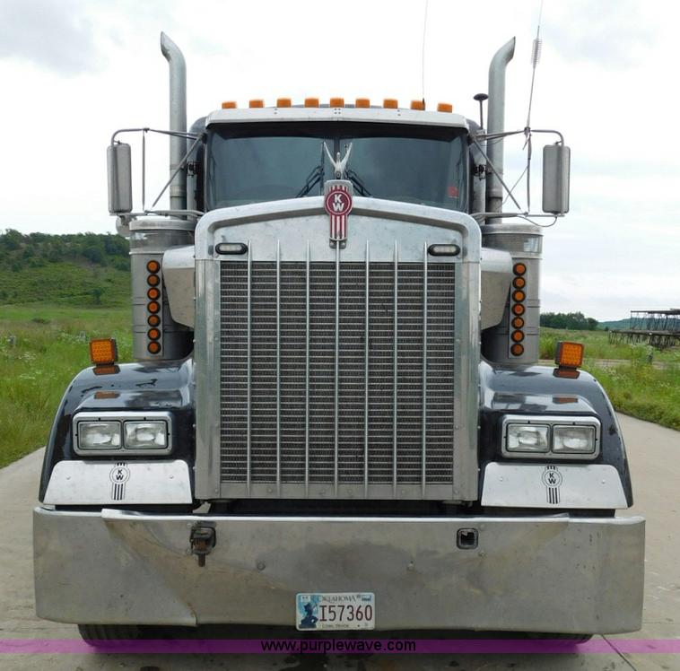 image for item K7172 2003 Kenworth W900 semi truck