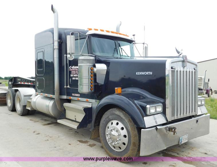 image for item K7172 2003 Kenworth W900 semi truck