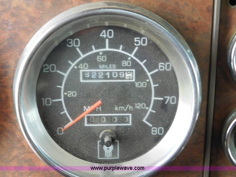 image for item K7172 2003 Kenworth W900 semi truck