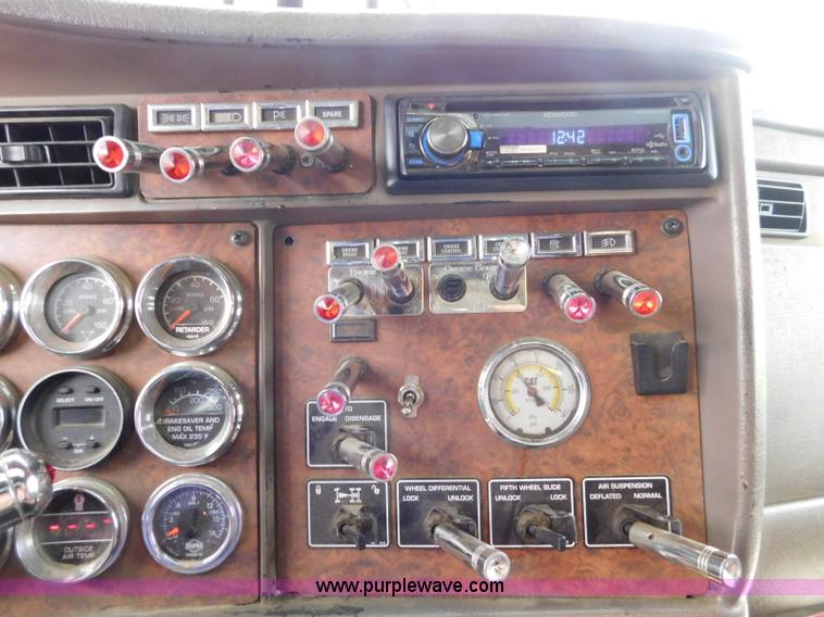 image for item K7172 2003 Kenworth W900 semi truck