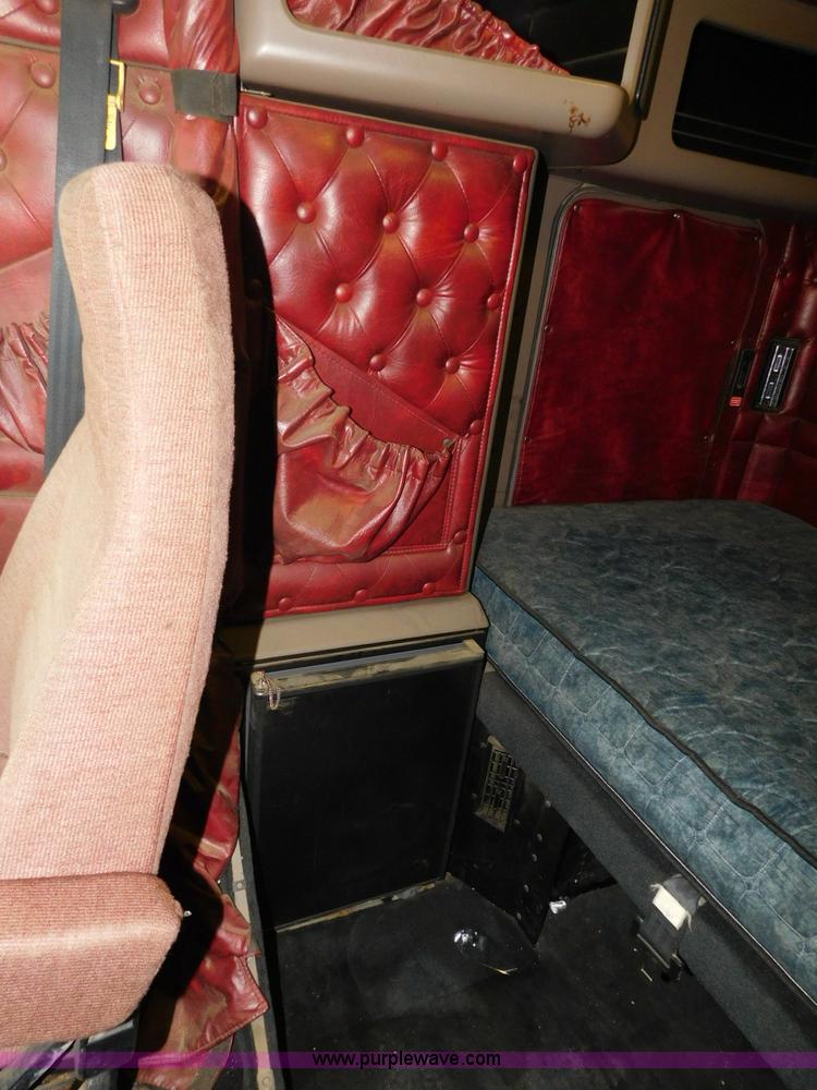 image for item K7172 2003 Kenworth W900 semi truck