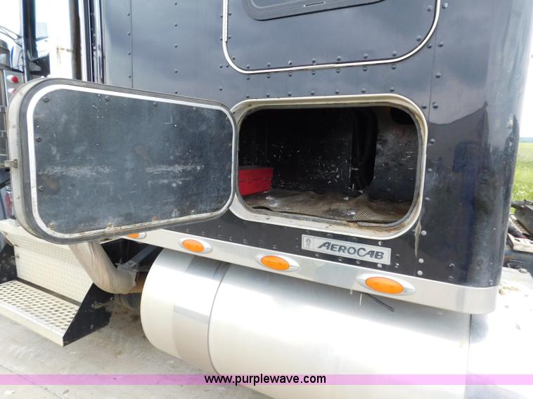 image for item K7172 2003 Kenworth W900 semi truck