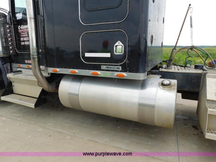 image for item K7172 2003 Kenworth W900 semi truck