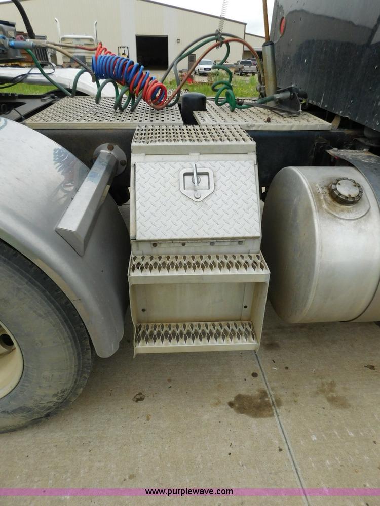 image for item K7172 2003 Kenworth W900 semi truck