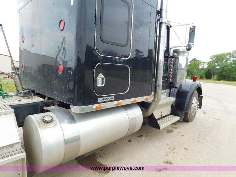 image for item K7172 2003 Kenworth W900 semi truck