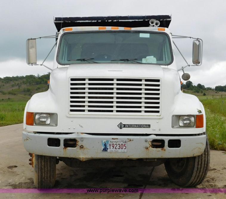 image for item K7174 2002 International F4900 dump truck