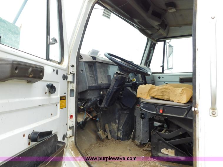 image for item K7174 2002 International F4900 dump truck