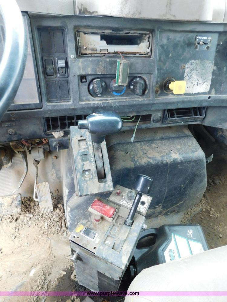 image for item K7174 2002 International F4900 dump truck