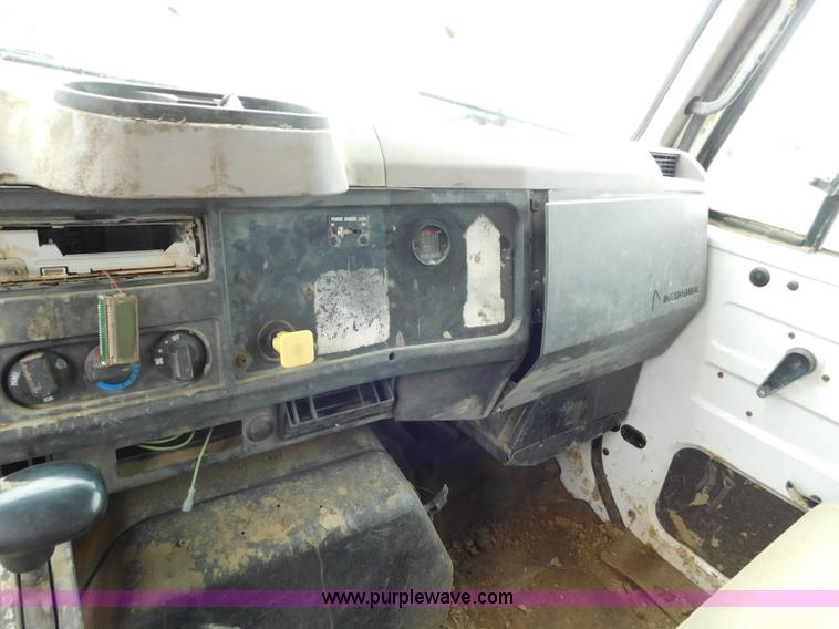 image for item K7174 2002 International F4900 dump truck