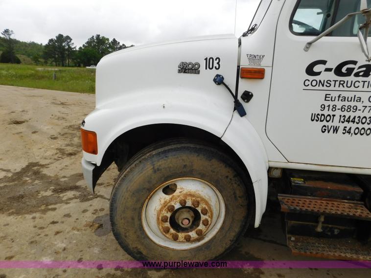 image for item K7174 2002 International F4900 dump truck
