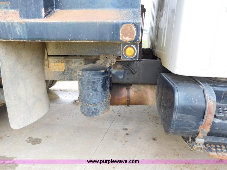 image for item K7174 2002 International F4900 dump truck