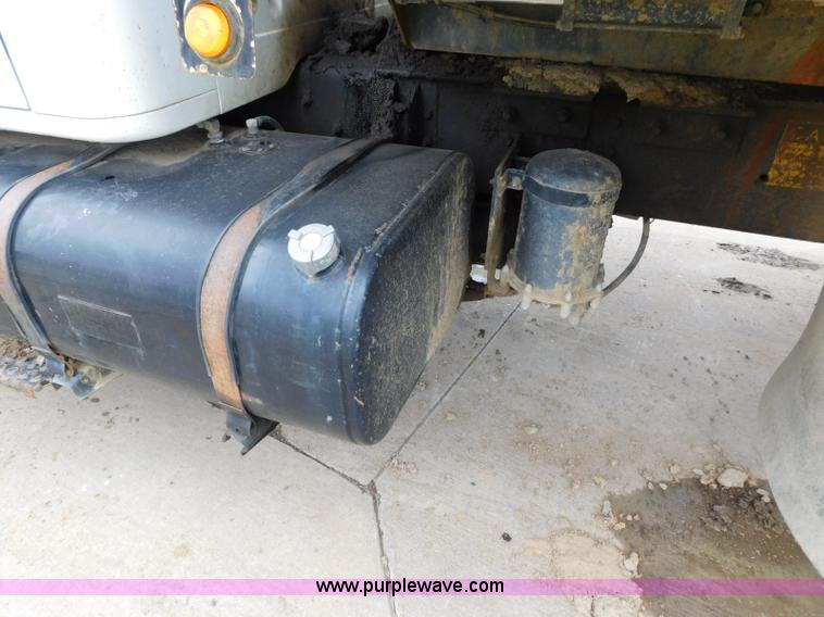 image for item K7174 2002 International F4900 dump truck