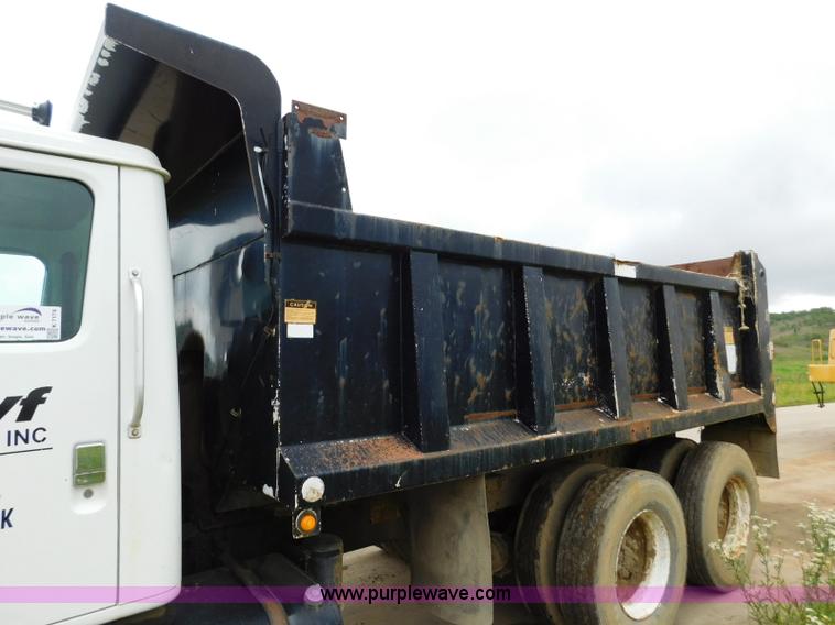image for item K7174 2002 International F4900 dump truck