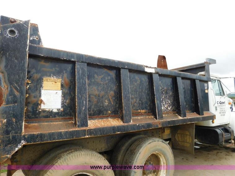 image for item K7174 2002 International F4900 dump truck