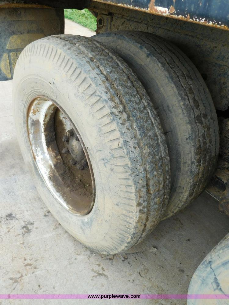 image for item K7174 2002 International F4900 dump truck