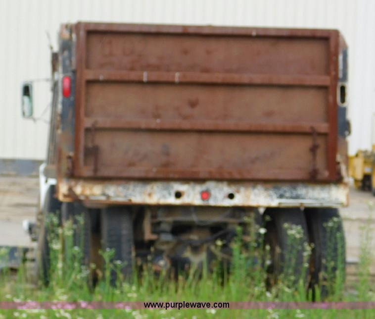 image for item K7175 2002 International F4900 dump truck