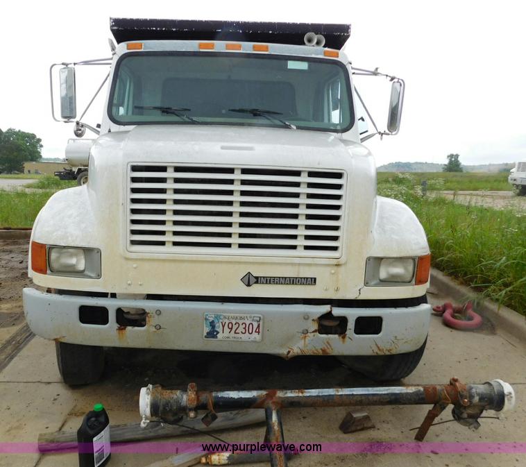 image for item K7175 2002 International F4900 dump truck