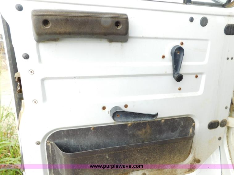 image for item K7175 2002 International F4900 dump truck