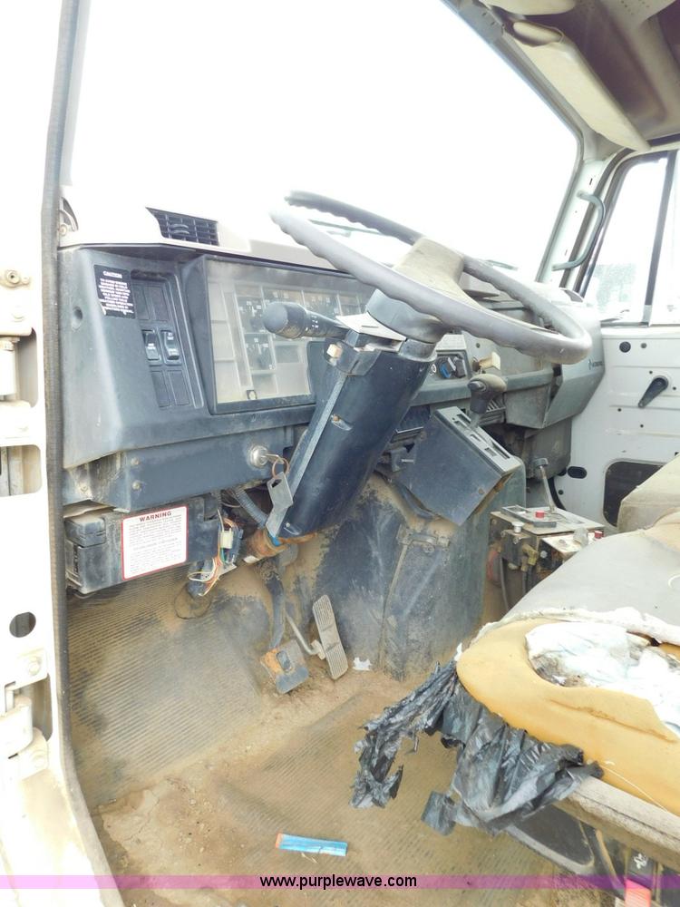 image for item K7175 2002 International F4900 dump truck