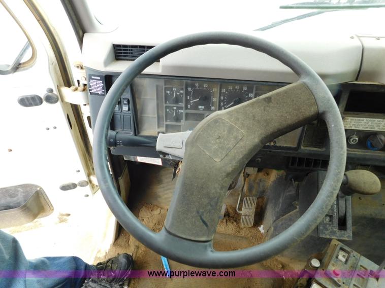 image for item K7175 2002 International F4900 dump truck