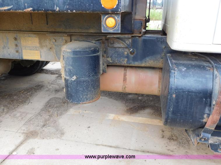 image for item K7175 2002 International F4900 dump truck