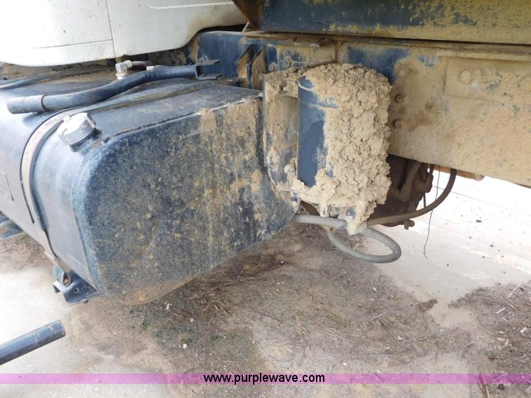 image for item K7175 2002 International F4900 dump truck