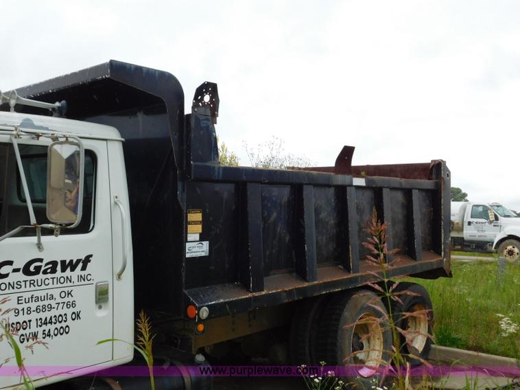 image for item K7175 2002 International F4900 dump truck