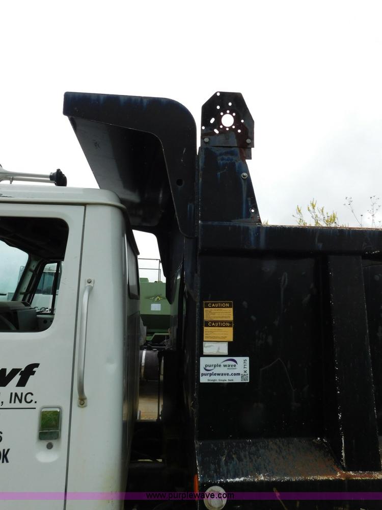 image for item K7175 2002 International F4900 dump truck