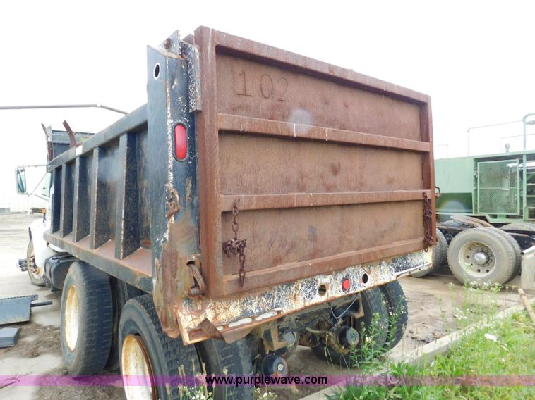 image for item K7175 2002 International F4900 dump truck