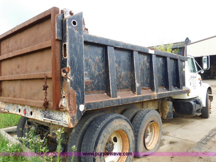 image for item K7175 2002 International F4900 dump truck