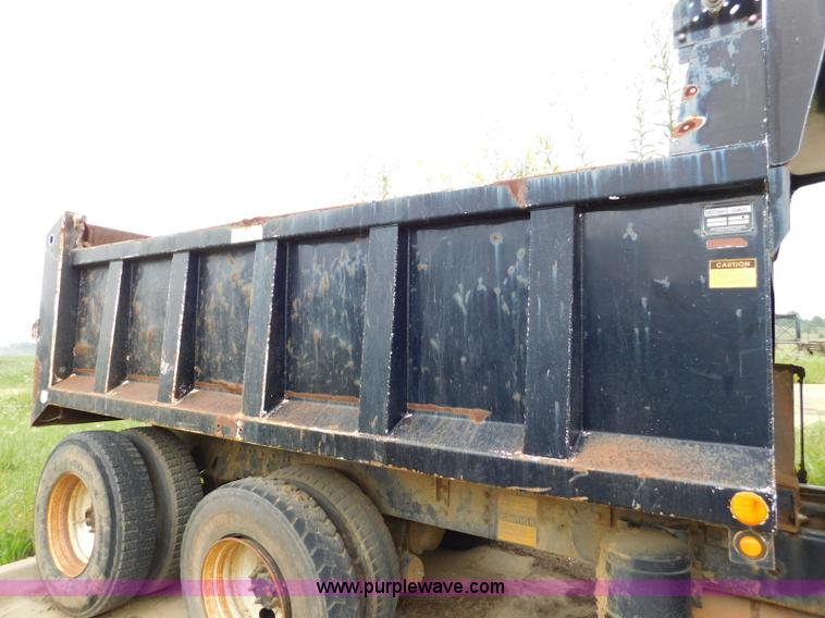 image for item K7175 2002 International F4900 dump truck