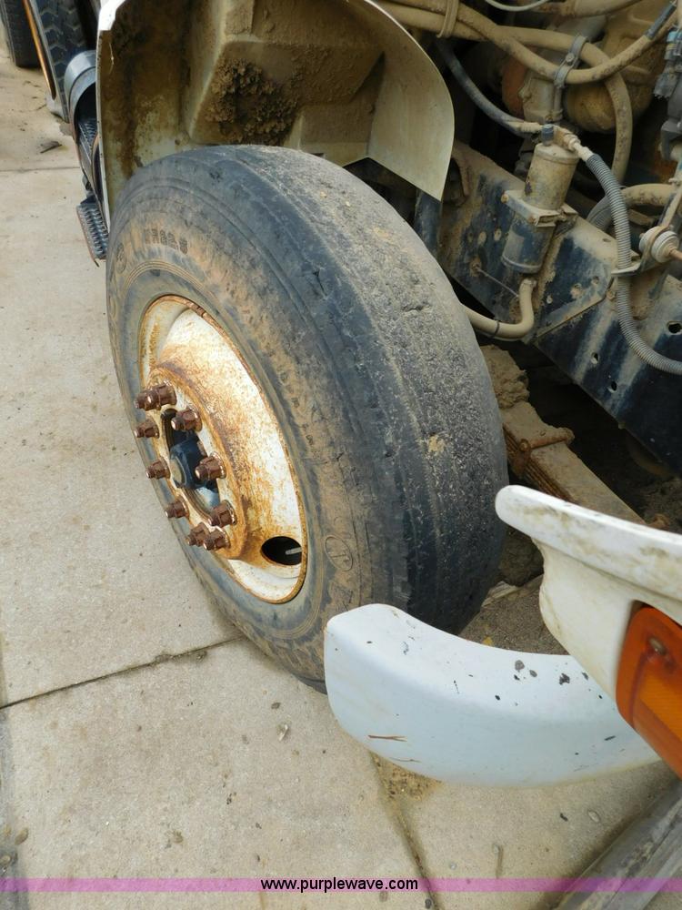 image for item K7175 2002 International F4900 dump truck