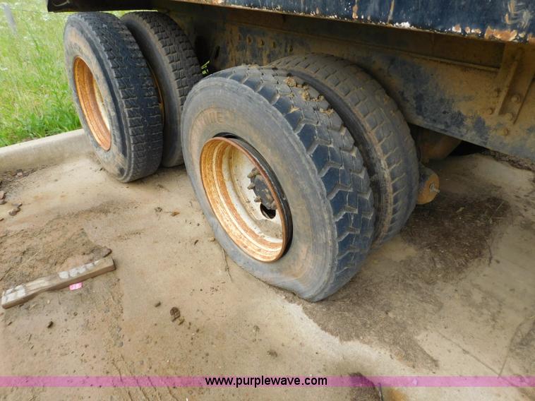 image for item K7175 2002 International F4900 dump truck