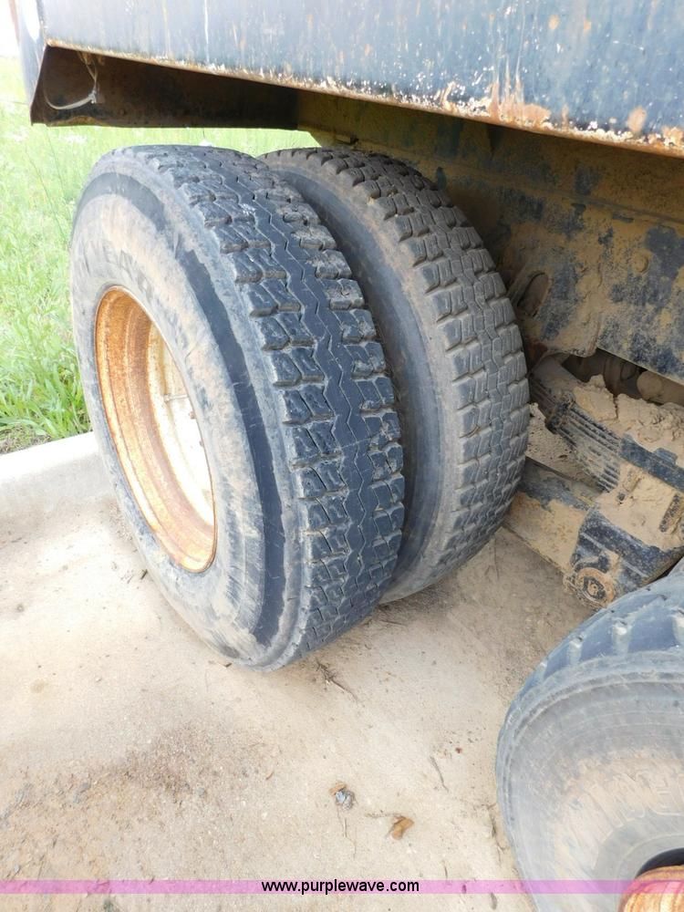 image for item K7175 2002 International F4900 dump truck