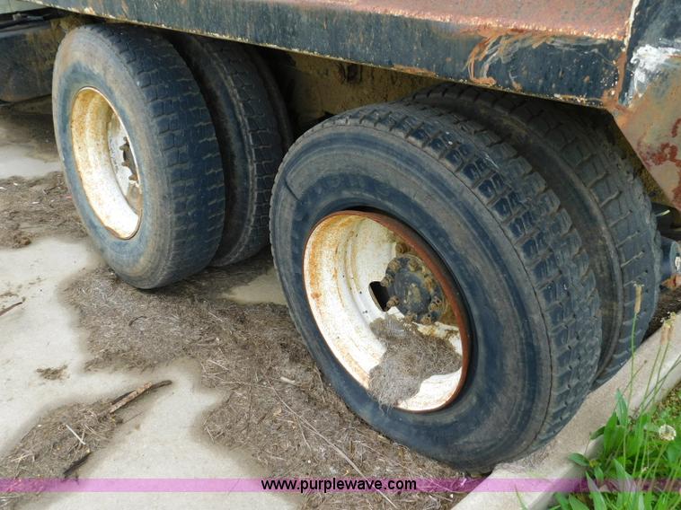 image for item K7175 2002 International F4900 dump truck