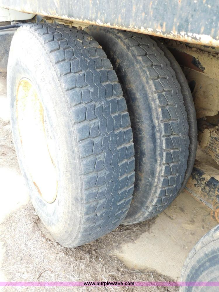 image for item K7175 2002 International F4900 dump truck