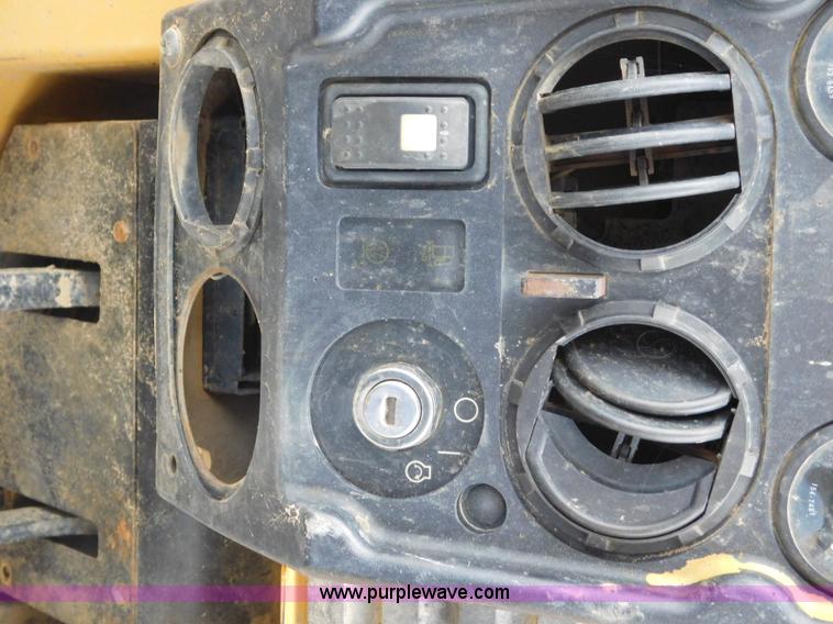 image for item L5847 2004 Caterpillar D5G LGP dozer