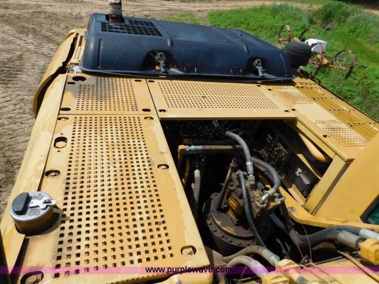 image for item L5853 2005 Caterpillar 330C L excavator