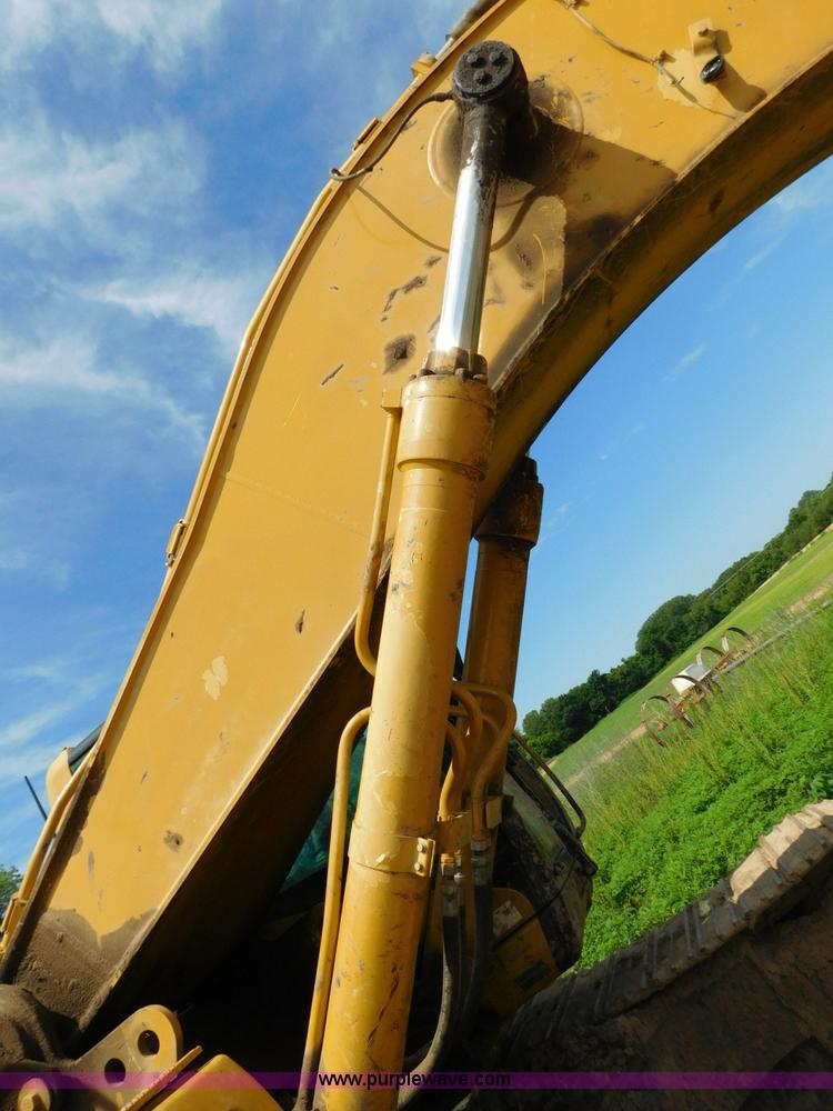 image for item L5853 2005 Caterpillar 330C L excavator