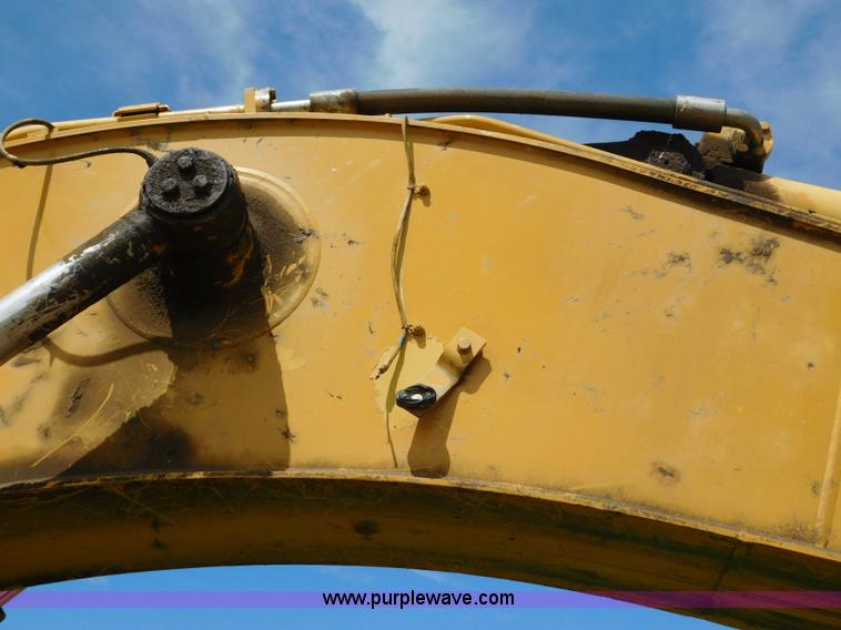 image for item L5853 2005 Caterpillar 330C L excavator