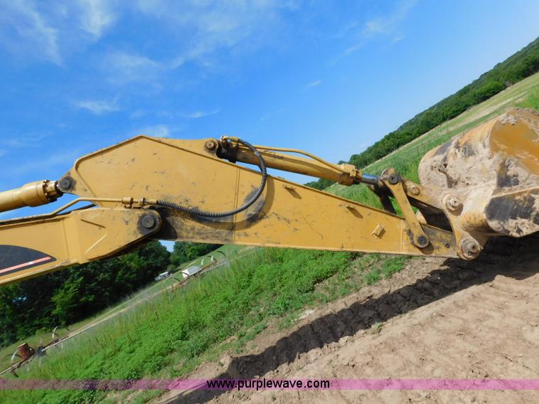 image for item L5853 2005 Caterpillar 330C L excavator