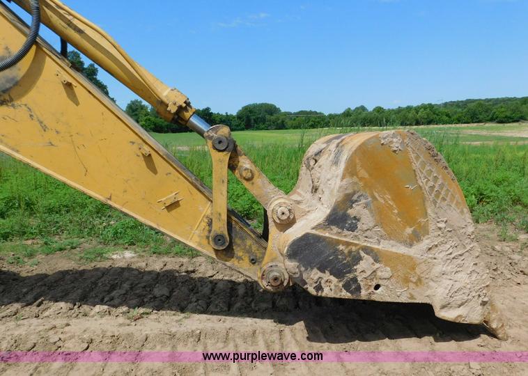 image for item L5853 2005 Caterpillar 330C L excavator