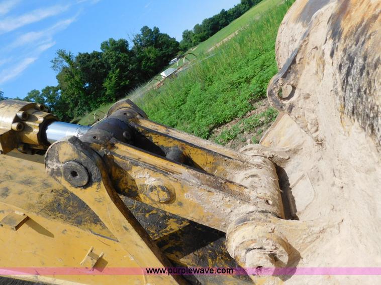 image for item L5853 2005 Caterpillar 330C L excavator