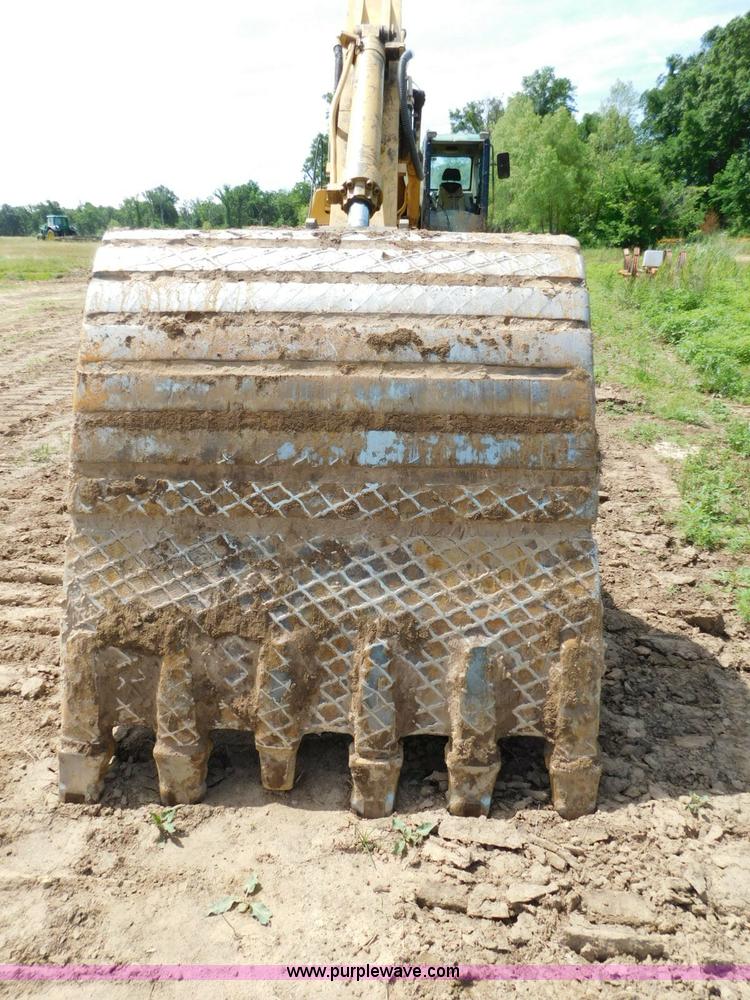 image for item L5853 2005 Caterpillar 330C L excavator