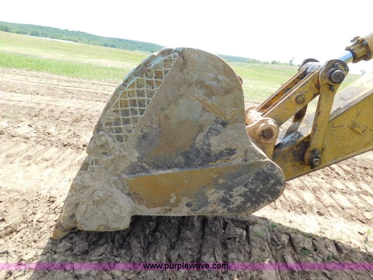 image for item L5853 2005 Caterpillar 330C L excavator
