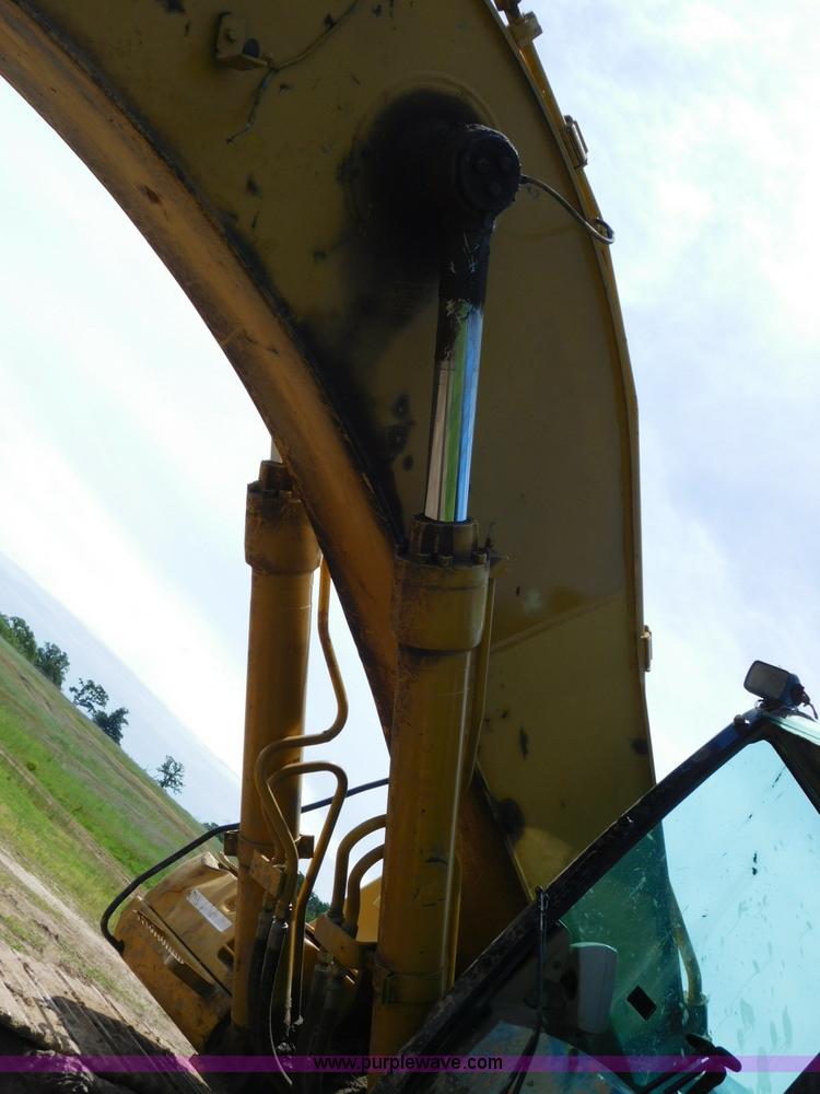image for item L5853 2005 Caterpillar 330C L excavator
