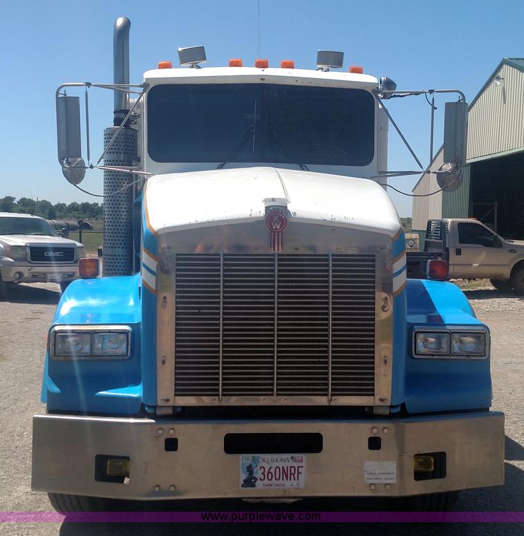 image for item BY9256 1992 Kenworth T800 semi truck