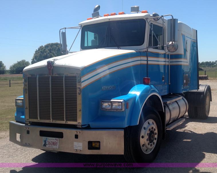 image for item BY9256 1992 Kenworth T800 semi truck