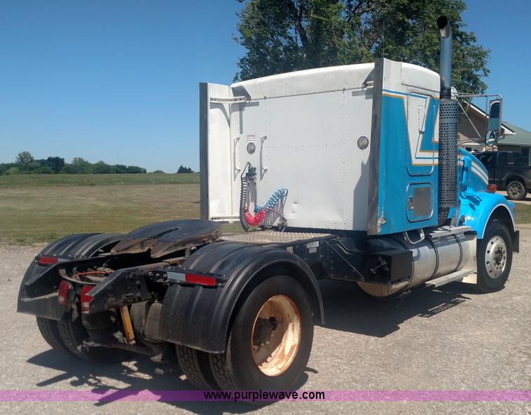 image for item BY9256 1992 Kenworth T800 semi truck